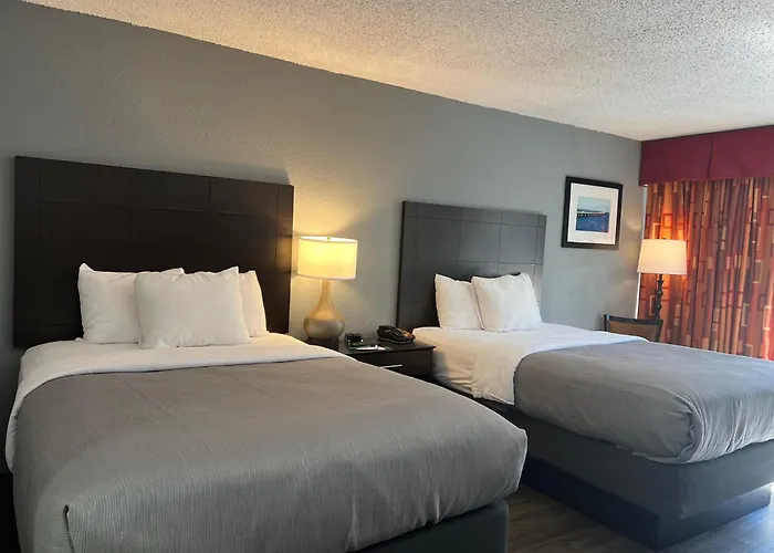 Quality Inn & Suites Gulf Breeze Bayside Near Pensacola Beach