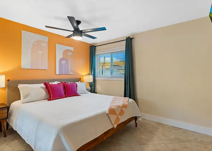 Shark Tank Cocoa Beach - 2 Connected Units - Steps To Beach - Walkable To Dining, Bars And Shops
