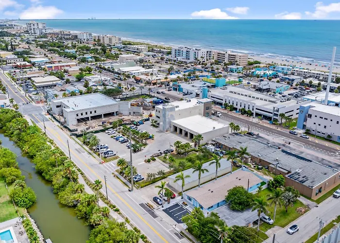The Shark Tank Coastal Modern Walk To Beach Shops & Downtown Cocoa Beach