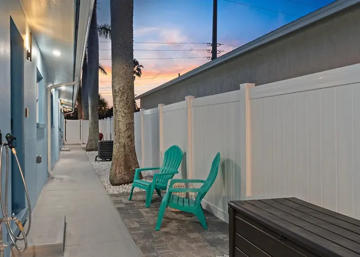 The Shark Tank Towncenter Walk To Beach Bars Shops & Downtown Cocoa Beach
