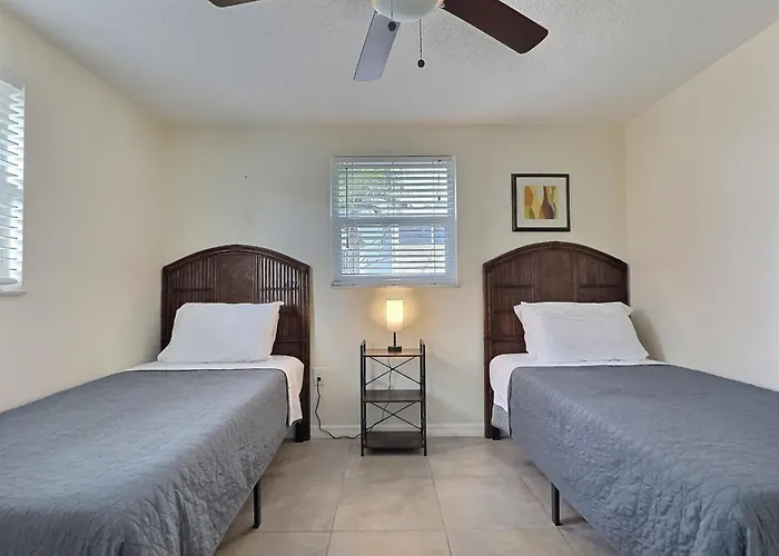 Updated Unit With Easy Beach Access On Siesta Key