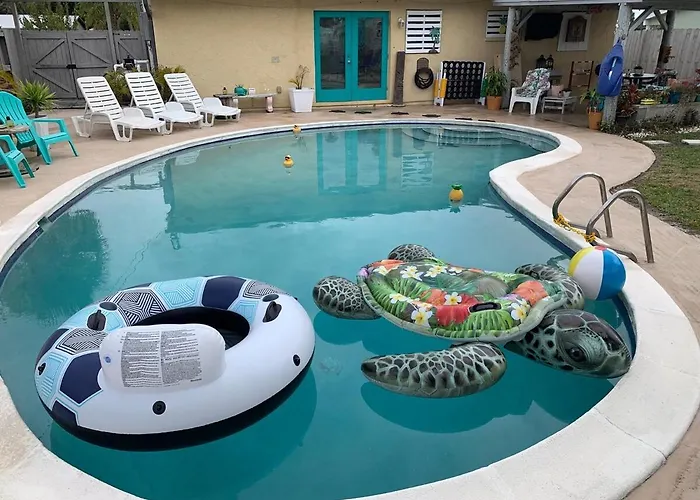 Quaint Coastal Pool Home On Florida'S Space Coast