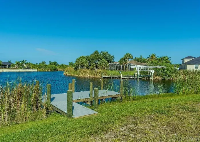 "Canal Dreams" 3 Br2 Ba Pool Home On The Canal