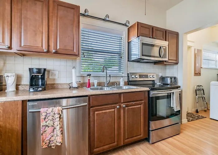 Cute 2B2B House, Walk To Sponge Dock, Pet Friendly