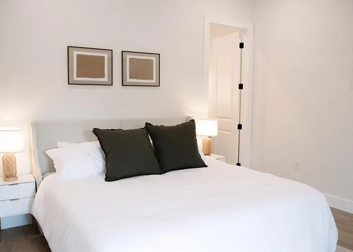 Sleeps 30, Movie Theater, Unique Pool, Golf Cart