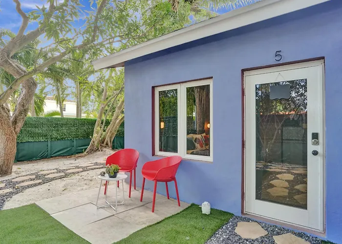 Kiki 5 - Men'S Clothing Optional Guest Houses