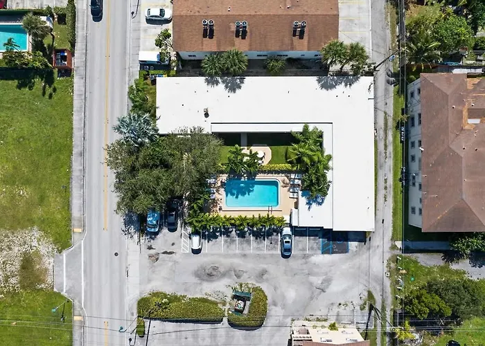 Lake Worth Getaway- Cozy Studio - Pool