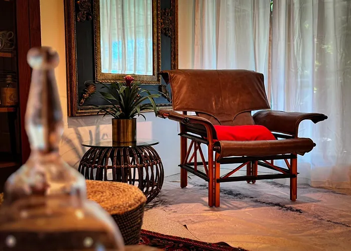 The Lilly- Enchanting Downtown Studio