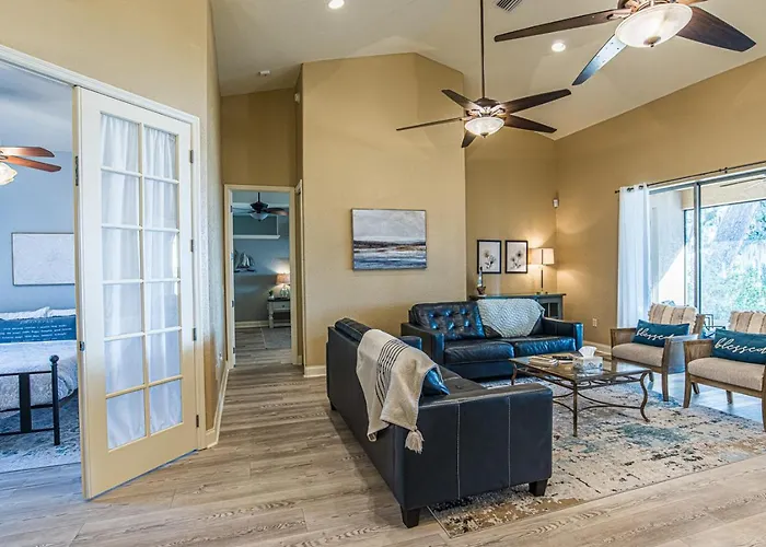 Perfect Pointe Lakehouse Waterfront Apoka Lake With Dock, Screened Patio, Firepit, Large Garage With Boat Parking, Gas Grill, Home Sleeps 8 In 1 King And 3 Queens, Amazing Sunrise Views And Dock Fishing, Large Home Great For Family Gatherings, 1 Dog