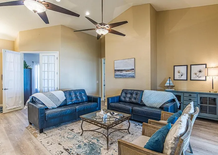 Perfect Pointe Lakehouse Waterfront Apoka Lake With Dock, Screened Patio, Firepit, Large Garage With Boat Parking, Gas Grill, Home Sleeps 8 In 1 King And 3 Queens, Amazing Sunrise Views And Dock Fishing, Large Home Great For Family Gatherings, 1 Dog
