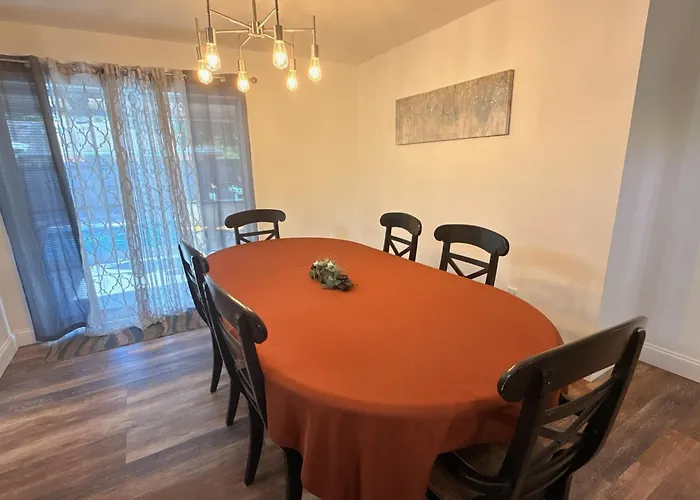 Whole House+Renovated+Pool+Lanai+Bbq+Close To All