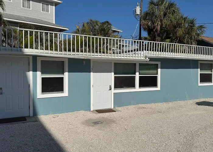 Spacious Renovated 1 Bedroom Siesta Key Beachside Vacation Rental Getaway