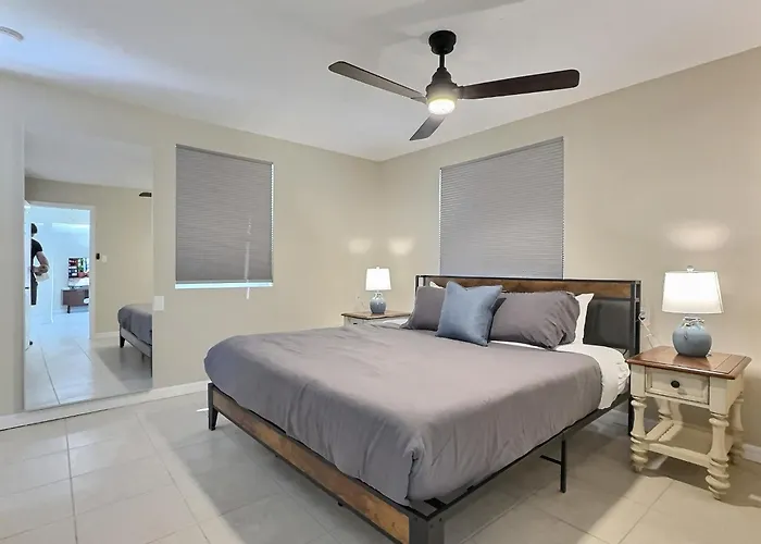 Spacious Renovated 1 Bedroom Siesta Key Beachside Vacation Rental Getaway