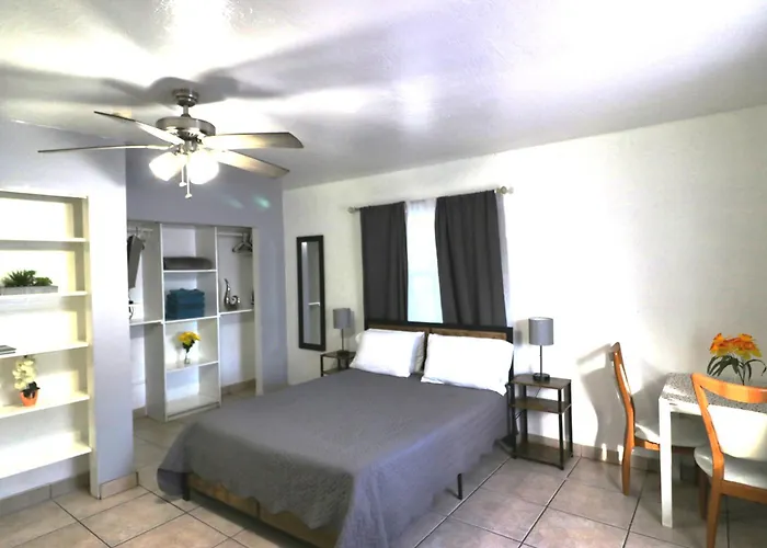 Hallandale Beach Motel With Free Parking And Full Kitchen ! No Extra Fees! Accepting Cash!