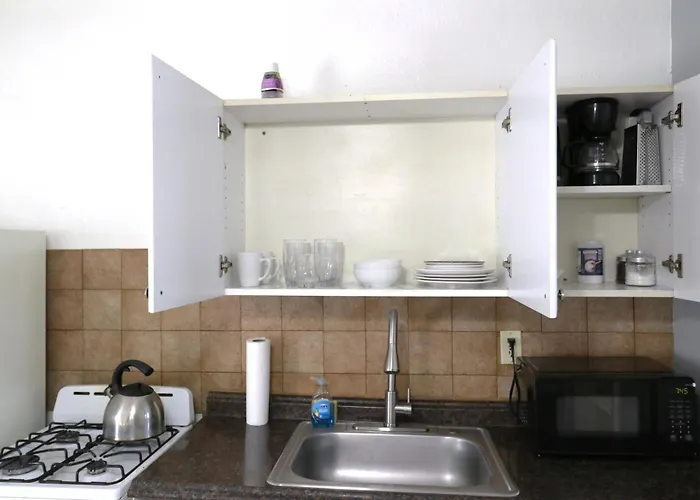 Hallandale Beach Motel With Free Parking And Full Kitchen ! No Extra Fees! Accepting Cash!