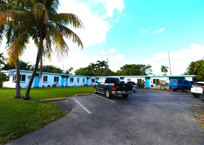 Hallandale Beach Motel With Free Parking And Full Kitchen ! No Extra Fees! Accepting Cash!