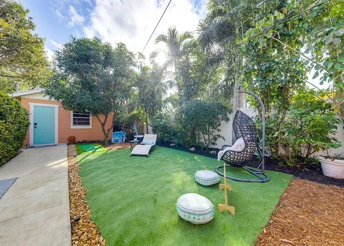 Historic Cottage: Hot Tub & Fully Fenced Backyard