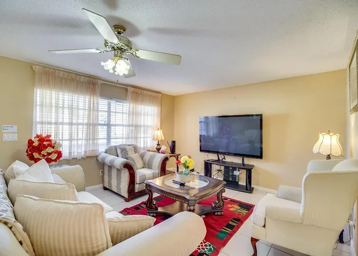 7 Mi To Satellite Beach: Melbourne Home W/ Yard