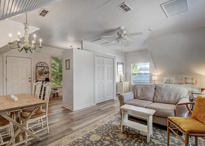 Adorable Dog Friendly Garage Apartment In The Historic District Of Old Town