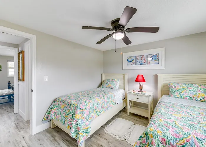 2 Blocks To Beach: Tropical Retreat In Anna Maria