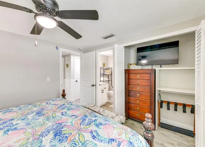 2 Blocks To Beach: Tropical Retreat In Anna Maria