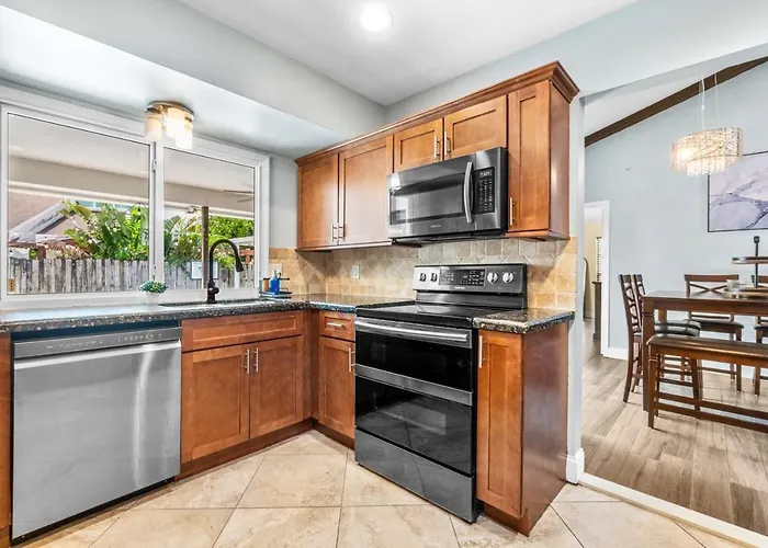 Bright And Comfy 5 Star Location With A Heated Pool
