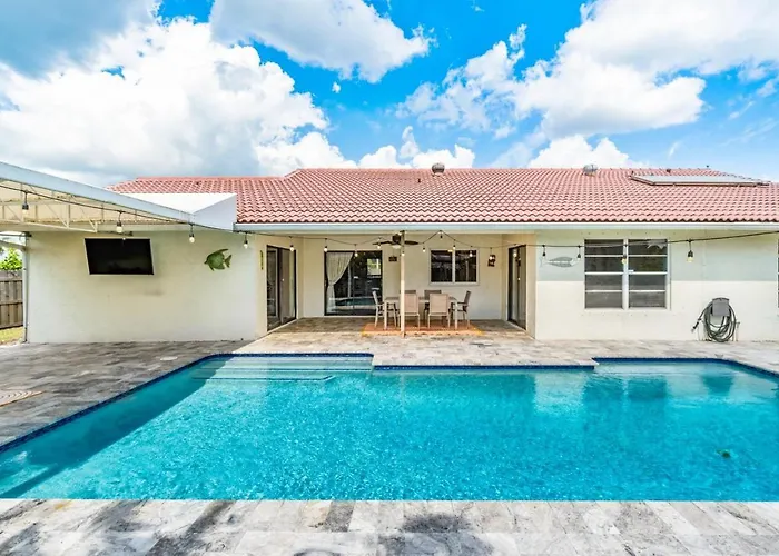 Bright And Comfy 5 Star Location With A Heated Pool