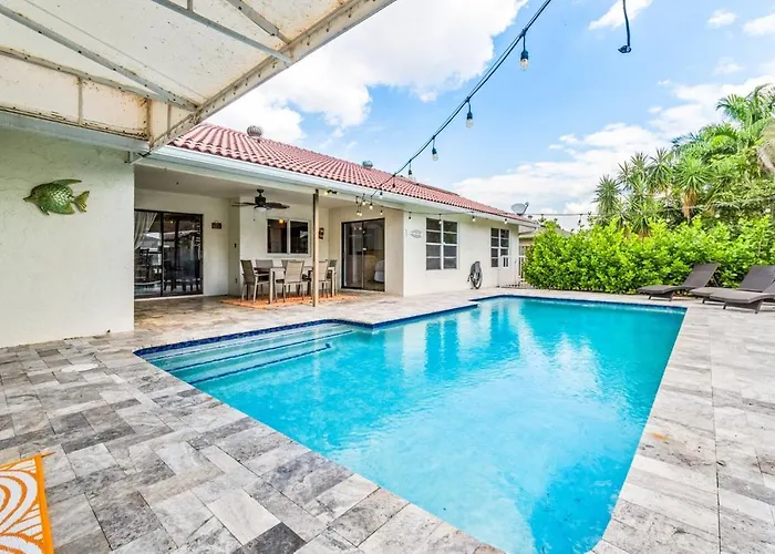 Bright And Comfy 5 Star Location With A Heated Pool