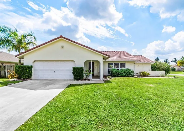 Bright And Comfy 5 Star Location With A Heated Pool
