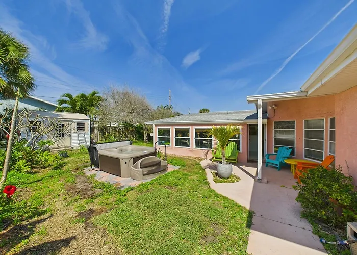 Pet-Friendly 3Br Coastal Retreat Walk To Beach