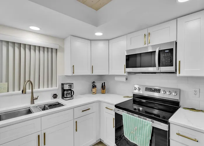 Freshly Renovated Gulf Front Condo With Hot Tub & Sunset Views