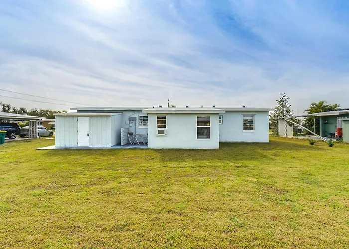 4 Mi To Beach: Charming Port Charlotte Home!