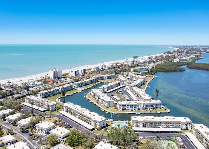 Waterfront 2-Bedroom Retreat In Longboat Key