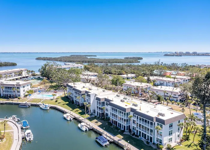 Waterfront 2-Bedroom Retreat In Longboat Key