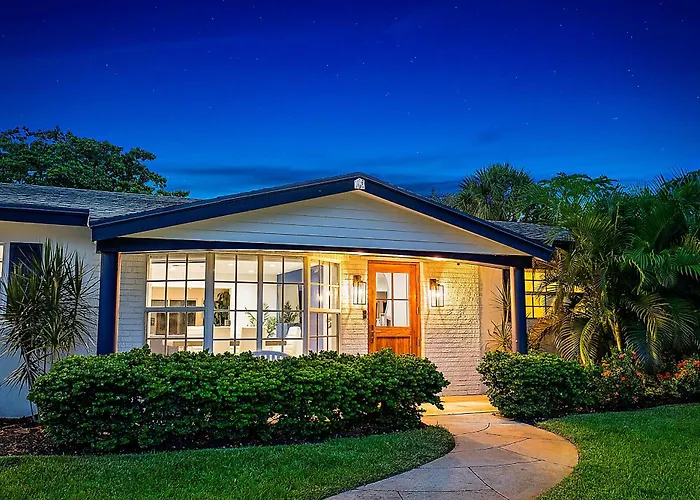 Fully Remodeled, Huge Backyard, Pet-Friendly, Pool