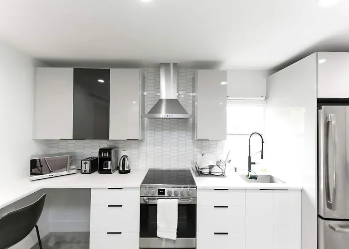 1Bd 1Ba-Black&White Artbnb Cottage-Antique Row Wpb