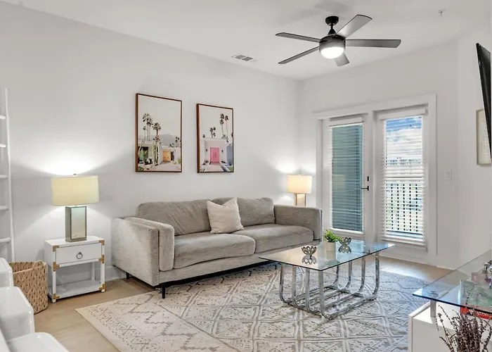 Vibrant 1 Bedroom Paradise Pool And Gym Bliss