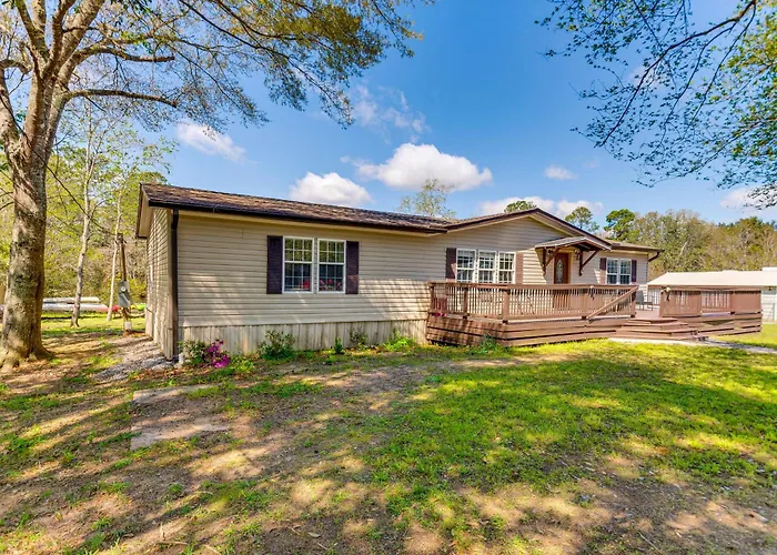 Fire Pit & On-Site Fishing! Pensacola Family Home