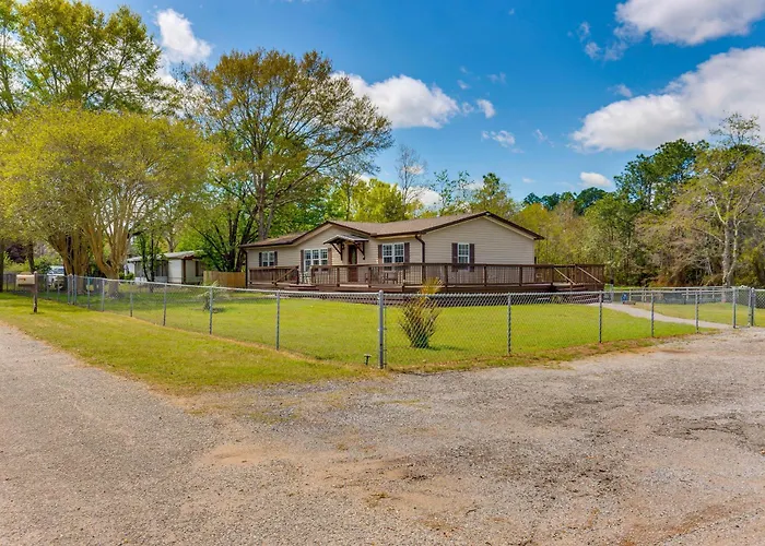 Fire Pit & On-Site Fishing! Pensacola Family Home