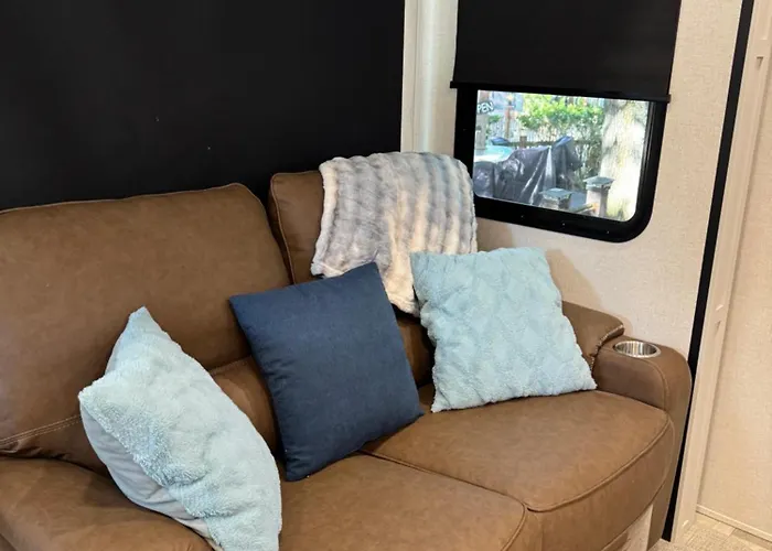 Spacious Four Room Glamping Rv With Tiki Bar Including Golf Cart