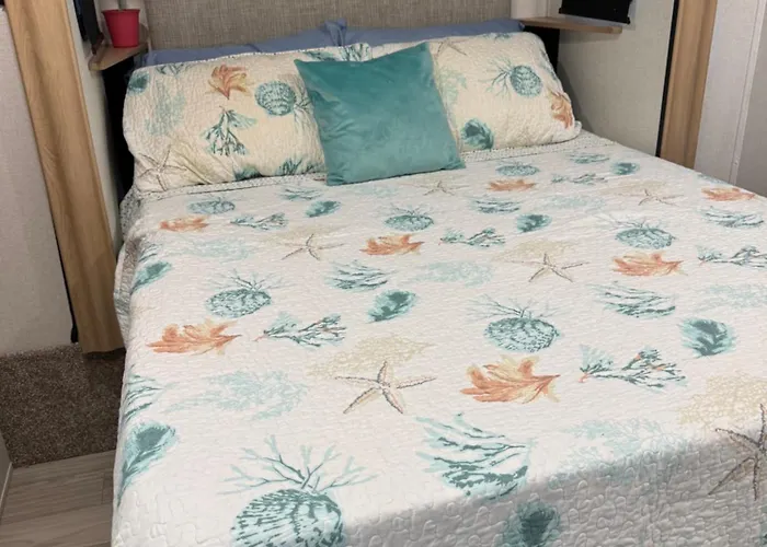 Spacious Four Room Glamping Rv With Tiki Bar Including Golf Cart
