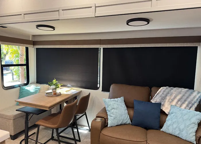 Spacious Four Room Glamping Rv With Tiki Bar Including Golf Cart