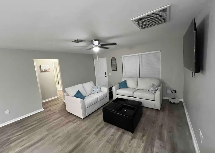 Get Cozy In This Renovated Home By The Villages