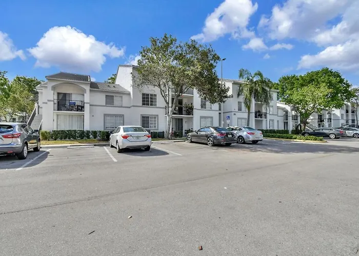 Lux 2-Br Pet-Friendly Retreat In Deerfield Beach