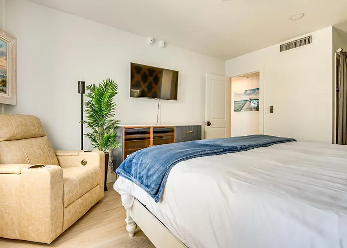 Steps To Ocean: Satellite Beach Condo W/ Balcony