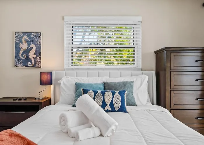 Walk To Beach Indoor-Outdoor Living W Pool