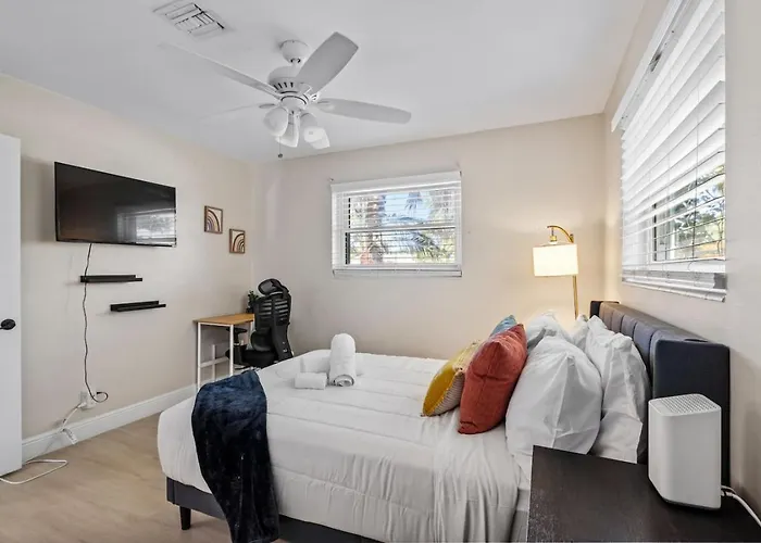 Walk To Beach Indoor-Outdoor Living W Pool