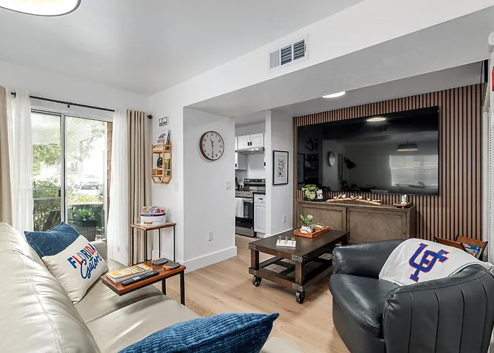 Modern & Stylish Condo Near Uf, Shands & Va