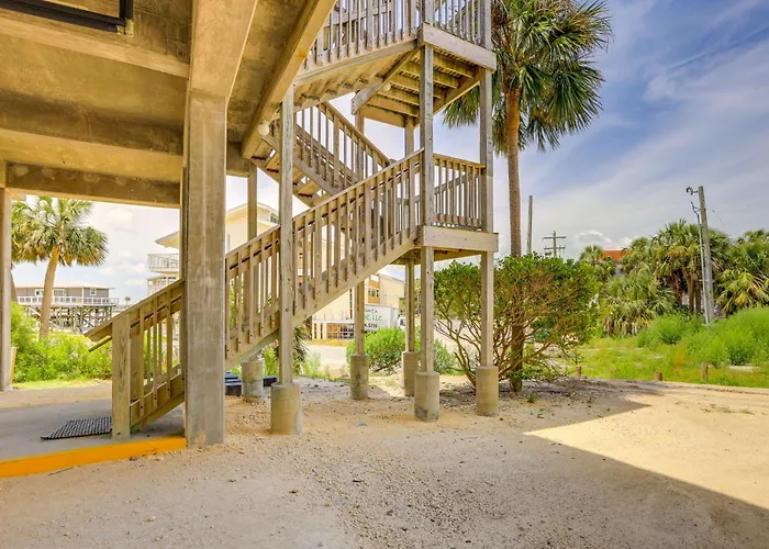 Walkable Beachfront Retreat On Cedar Key!