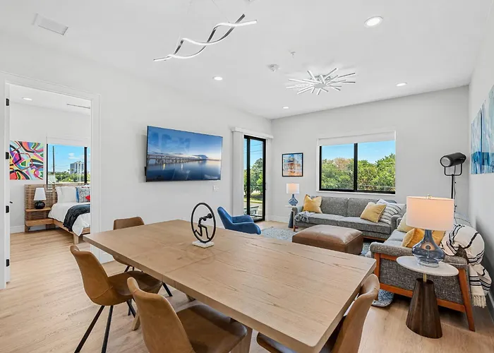 Jeannie'S Sunrise Suite - Luxury 2Br Across From Beach - Balcony - Rocket Views